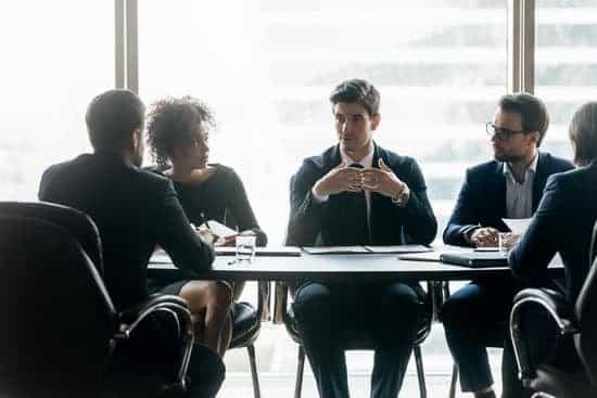 How to Use Your Expertise Without Overwhelming the Buyer